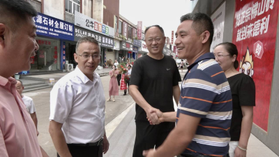 咸安经济开发区携手昊天建材城看望慰问世锦赛冠军郑九源家属