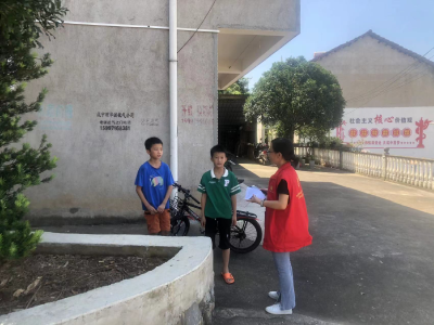 汀泗桥镇彭碑村：上门入户，宣传防溺水知识