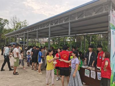 咸安区举办“小小企业家 抓住假期小尾巴”公益集市活动