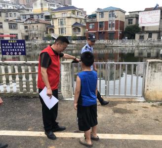 社区守护 “警”防溺水