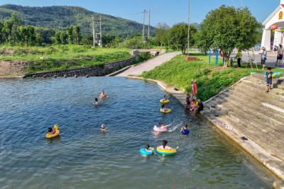 对“野泳”说不！乡村免费泳池成了孩子暑期乐园