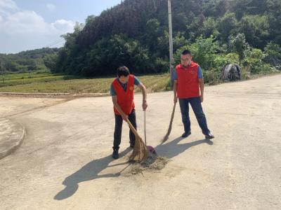 【文明单位创建】区人社局：牵手打扫农家院 共同缔造换新颜