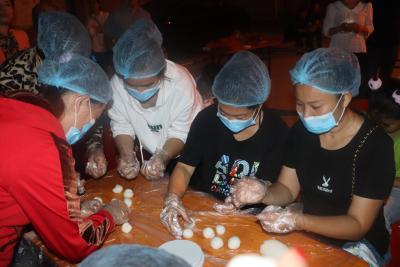 黄畈社区：桑榆携手制月饼  邻里情浓度佳节