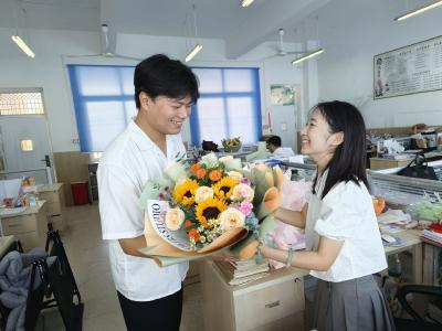 咸宁东方外国语学校多种形式庆祝教师节