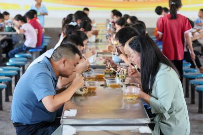 （长江云）咸安双溪桥镇：“同吃一桌饭” 陪餐陪出“舌尖上的安全”