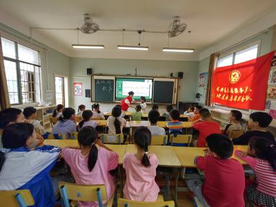 咸安区志愿服务总队来到长寿小学助学支教