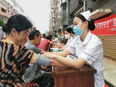 双龙社区开展世界患者安全日义诊活动
