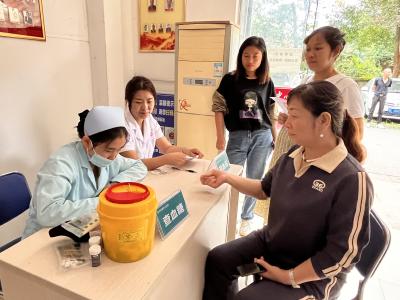 凤凰社区：爱心义诊进小区，群众健康有“医”靠