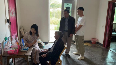 浮山街道龙潭村：上门帮代办 温暖老人心