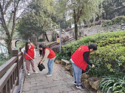 区融媒体中心：清理河道垃圾 守护绿水青山