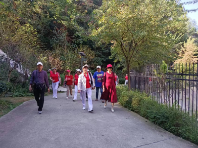 阳光社区：和谐睦邻里，登高乐金秋