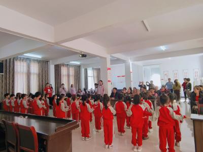 咸安区实验幼儿园：传承敬老精神 共筑爱心社区