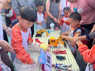 咸安区实验幼儿园：跳蚤小市场 凝聚大爱心