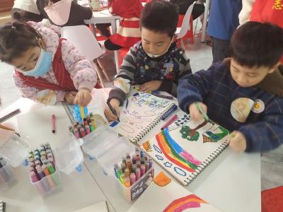 南山社区开展“纸上生花 童趣绘彩”主题绘画活动