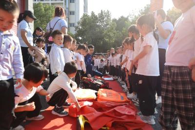 （长江云）“消防站开放日”，百名萌娃近距离学习消防知识