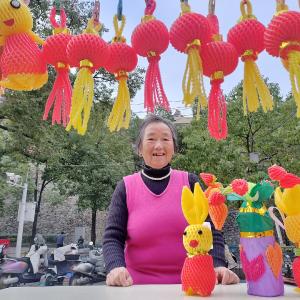 （长江云）咸安七旬老人熊桂仙：利用废弃水果网做装饰品