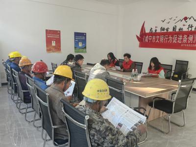 咸安区住建局开展《咸宁市文明行为促进条例》宣传进工地