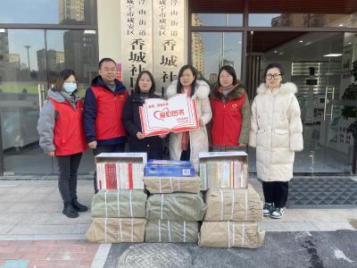 爱心捐书进社区 传递书香暖人心