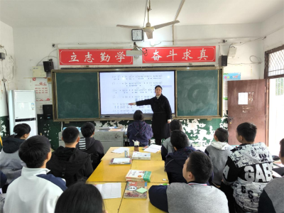 咸安区双溪中学开展“宪法宣传周”活动