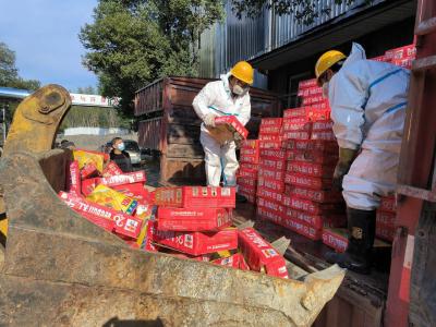 区市场监督管理局联合温泉公安分局集中销毁1000余箱“假红牛”