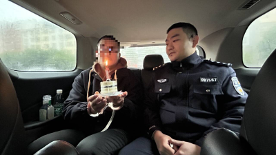 咸安：监狱门口无缝抓捕，警车里却飘出蛋糕香