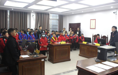 咸宁市香城学校、市第七小学教联体组织学生沉浸式体验“庭审现场”