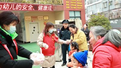 咸安区中心幼儿园开展“把爱打‘包’ ”暖冬志愿实践活动