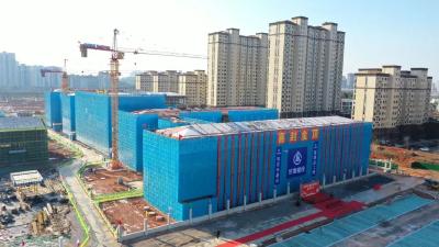咸宁市区一学校主体大楼封顶 计划今年9月投入使用