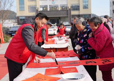 【新春走基层】春联下乡送温暖  翰墨飘香迎新春