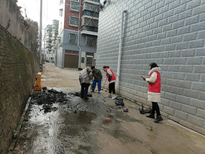 横沟桥镇朝阳社区：清理化粪池，让美好生活不添“堵”