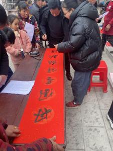 汀泗桥镇：喜迎新春 福进社区