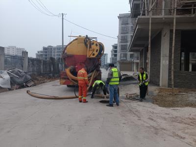 横沟桥镇甘鲁村：疏通污水管 过个顺畅年