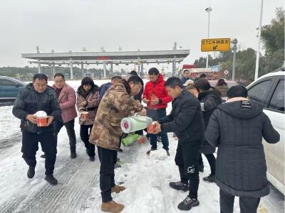 川渝外出务工人员被困暴雪天 咸安横沟桥镇迅速响应妥善安置