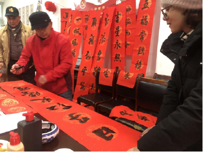 网络中国节·春节丨义写春联送祝福 浓浓墨香迎新春