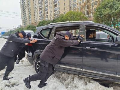 （长江云）咸安特巡警：有“警”无险 筑牢风雪中的温暖屏障