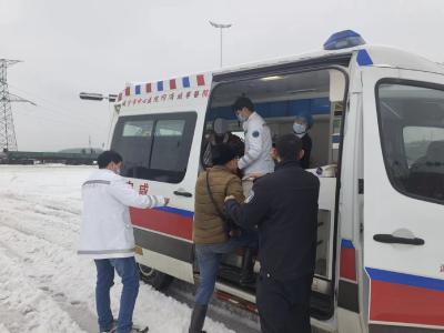 争分夺秒！婆婆送医遇雪封路 咸安警医接力救援