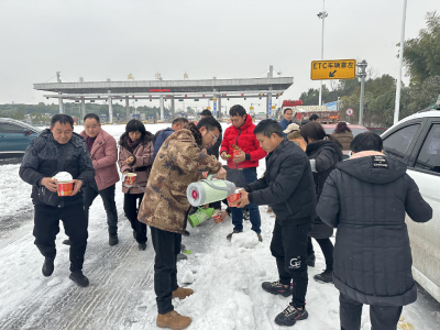 （长江云）咸安横沟桥镇：温暖冰冻务工路 风雪无情人有情