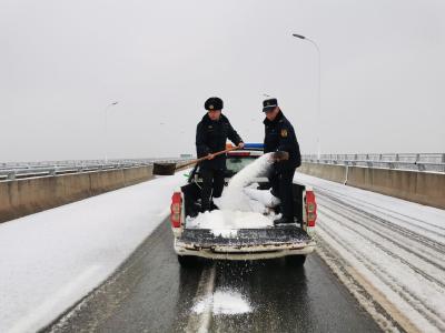 咸安城管“除雪破冰”在行动