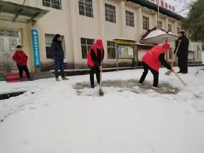 桂花镇鸣水泉村：党员群众齐上阵 破冰除雪保出行