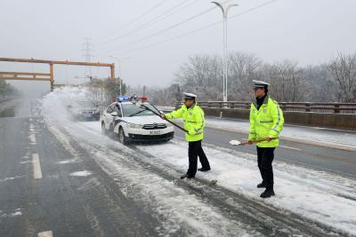 （长江云）咸安交警积极应对冰雪恶劣天气，守护道路安全畅通