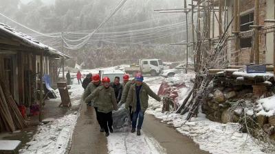 战冰路，越冰山，咸安27户高山人家通电了