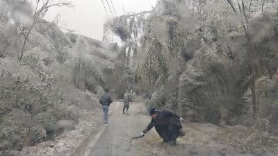 干群战风雪聚力暖人心