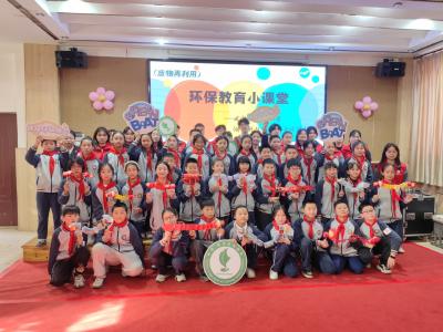 咸宁市第五小学开展“旧瓶大变身”节能环保教育活动