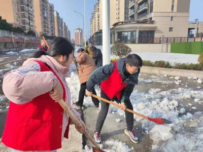 （长江云）咸安：铲雪除冰保出行 志愿服务暖人心