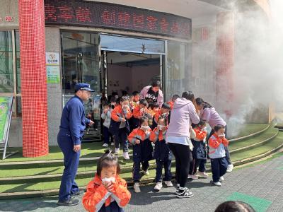 区实验幼儿园：消防演练 安全“童”行
