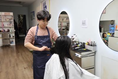 （长江云）咸安：二月二理发店生意火爆  拉动消费“龙抬头”