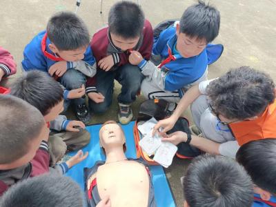咸宁市第十五小学开展儿童平安生存训练营活动