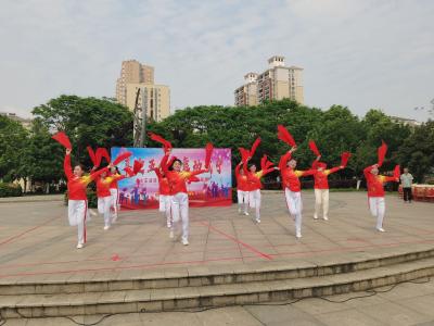 车站路社区举办“喜迎五一  舞动咸宁”广场舞活动