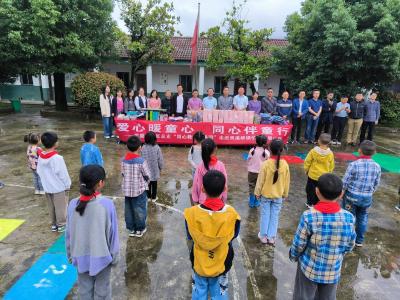 区民盟：爱心润童心 欢乐过“六一”