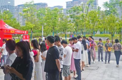 （长江云）咸宁咸安：集体颁发结婚证 倡导文明新婚俗